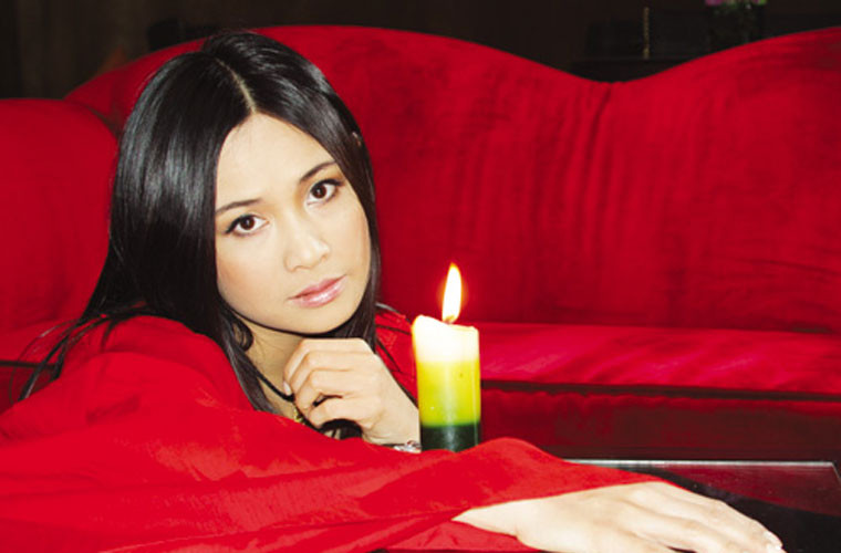 Chưa tròn đôi mươi, sự nghiệp âm nhạc đang trên đà phát triển thì Thanh Lam đột ngột lấy chồng khi mới 19 tuổi. Tuy nhiên, người cô kết hôn lại không phải là Quốc Trung.