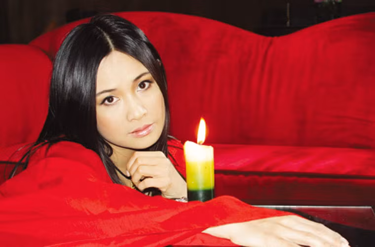 Chưa tròn đôi mươi, sự nghiệp âm nhạc đang trên đà phát triển thì Thanh Lam đột ngột lấy chồng khi mới 19 tuổi. Tuy nhiên, người cô kết hôn lại không phải là Quốc Trung.