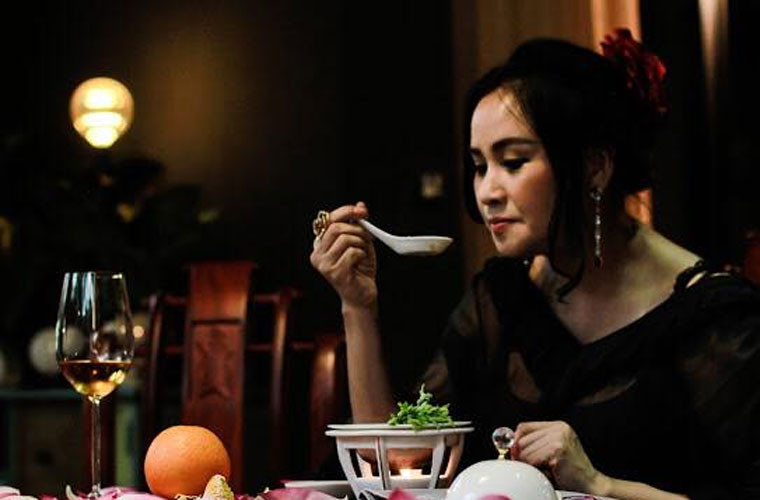 Năm 2018, Thanh Lam chia sẻ cô đang hẹn hò với một người kém tuổi hơn một năm. Thời điểm đó, Thanh Lam vừa mở nhà hàng nên rất thích nấu nướng cho tình trẻ ăn.