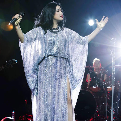 Nữ diva và nhạc sĩ Quốc Trung trở thành một cặp đôi đẹp trong làng giải trí. Hai người lập nên ban nhạc Phương Đông và đi biểu diễn khắp nơi.