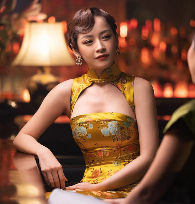 Mỗi một show diễn online, Chi Pu không chi thu hút khán giả bằng những ca khúc được làm mới mà còn hé lộ những góc khuất đời tư.