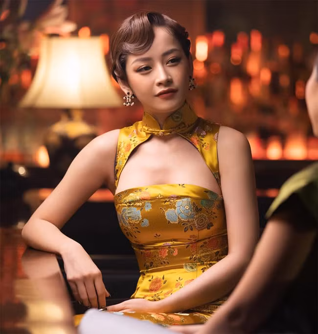 Mỗi một show diễn online, Chi Pu không chi thu hút khán giả bằng những ca khúc được làm mới mà còn hé lộ những góc khuất đời tư.