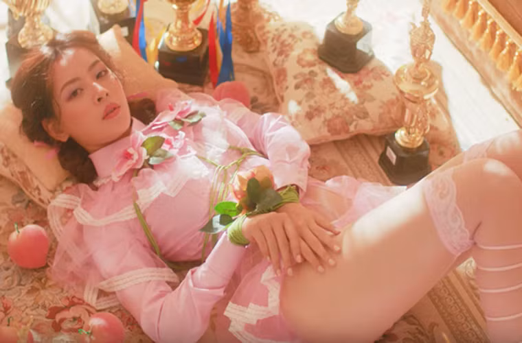 Không thể thu hút khán giả bằng giọng hát, Chi Pu và ê-kíp đã nghĩ ra vô vàn những chiêu trò từ phát ngôn, ăn mặc sexy đến mức phản cảm để gây sốc và dường như chiêu này của Chi Pu đã thành công.