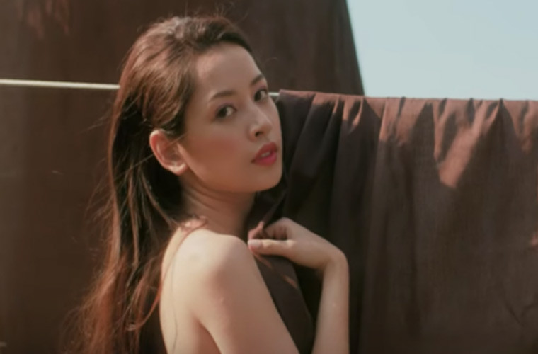 Để gây chú ý thêm nữa, Chi Pu không ngại ngần cởi hở trong MV của mình. Trong MV “Mời anh vào team em”, Chi Pu đốt mắt người xem với những cảnh ăn mặc, hành động cực sexy, thậm chí cả màn khoe ngực tại sân phơi đồ, bán nude ôm heo.