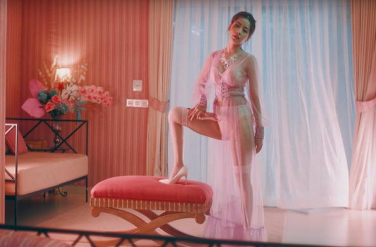Sau những phát ngôn táo bạo đó, loạt MV của người đẹp gốc Hà Nội đạt lượng xem khủng vì khán giả tò mò xem cô hát ra sao. Và đó là lý do mà dù giọng hát của Chi Pu chưa được đánh giá cao nhưng MV của cô vẫn rất “đắt khách”.