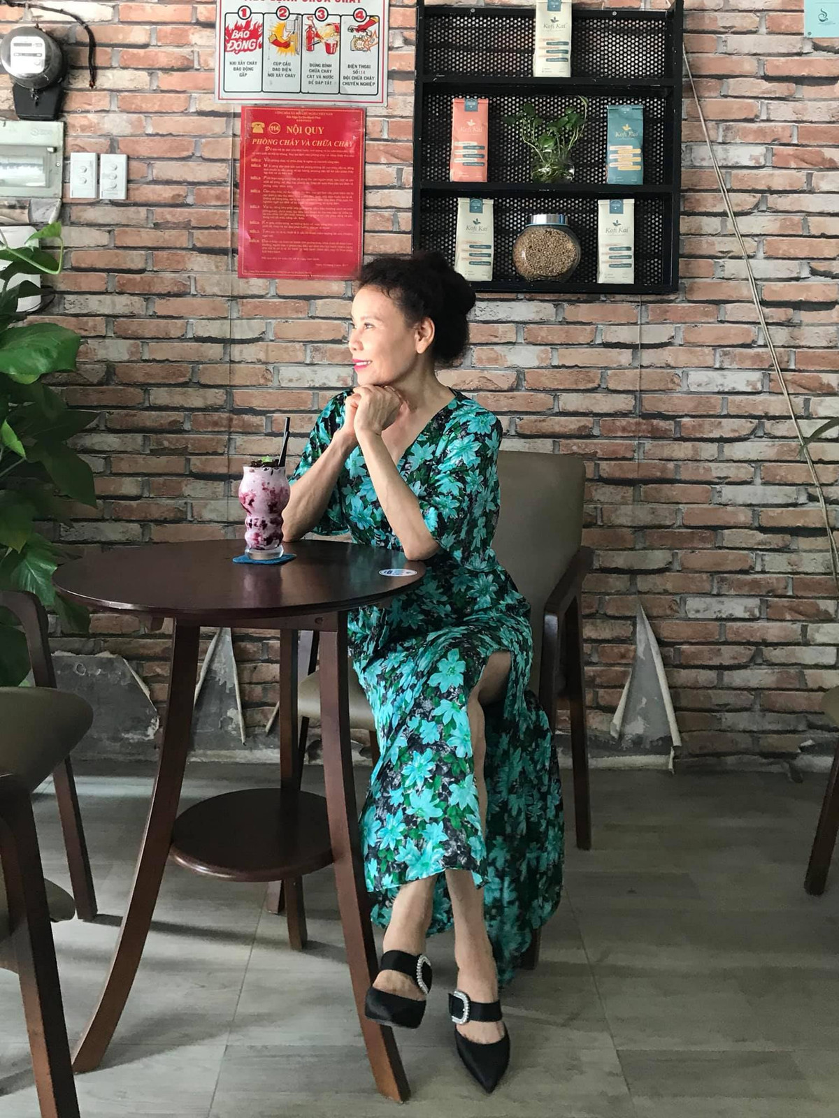 Phong cách thời trang trẻ trung, sành điệu của bà ngoại U70.