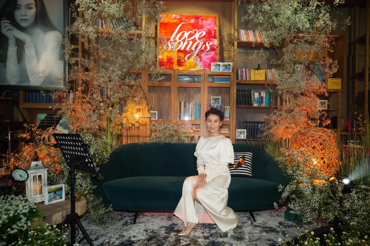 Mẹ ruột của ca sĩ Hồ Ngọc Hà còn thu hút bởi ngoại hình trẻ trung, dẻo dai, khỏe khoắn và gu ăn vận sành điệu ở tuổi 63.