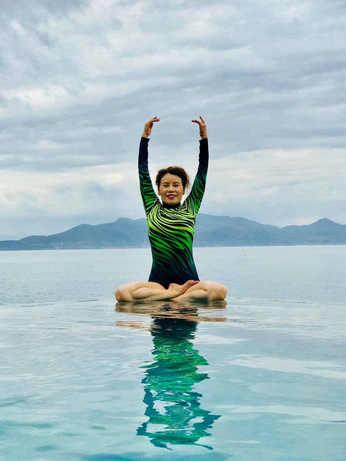 Ở tuổi 63, mẹ Hồ Ngọc Hà vẫn tự tin khoe dáng với bikini.