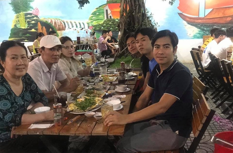 Trên trang cá nhân, Thanh Bình không ngại thể hiện tình cảm dành cho mẹ của Ngọc Lan. Anh viết "Thương ngoại lắm" hoặc "Cảm ơn mẹ đã luôn tin và bên cạnh con". Đáp lại, mẹ của Ngọc Lan cũng khen con rể cũ: "Mẹ và rất nhiều người tin con ngoan hiền, hiếu thảo, biết lo cho gia đình".