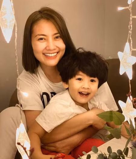 Trái ngược với sự trầm lắng của Thanh Bình, Ngọc Lan sau ly hôn vui vẻ tận hưởng cuộc sống độc thân, chăm sóc con trai Louis.