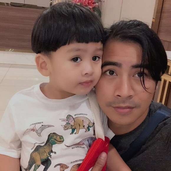 Ngoài đóng phim, nam diễn viên “Lời nguyền lúc 0h” còn kinh doanh bất động sản, làm dịch vụ sửa chữa nhà cửa.