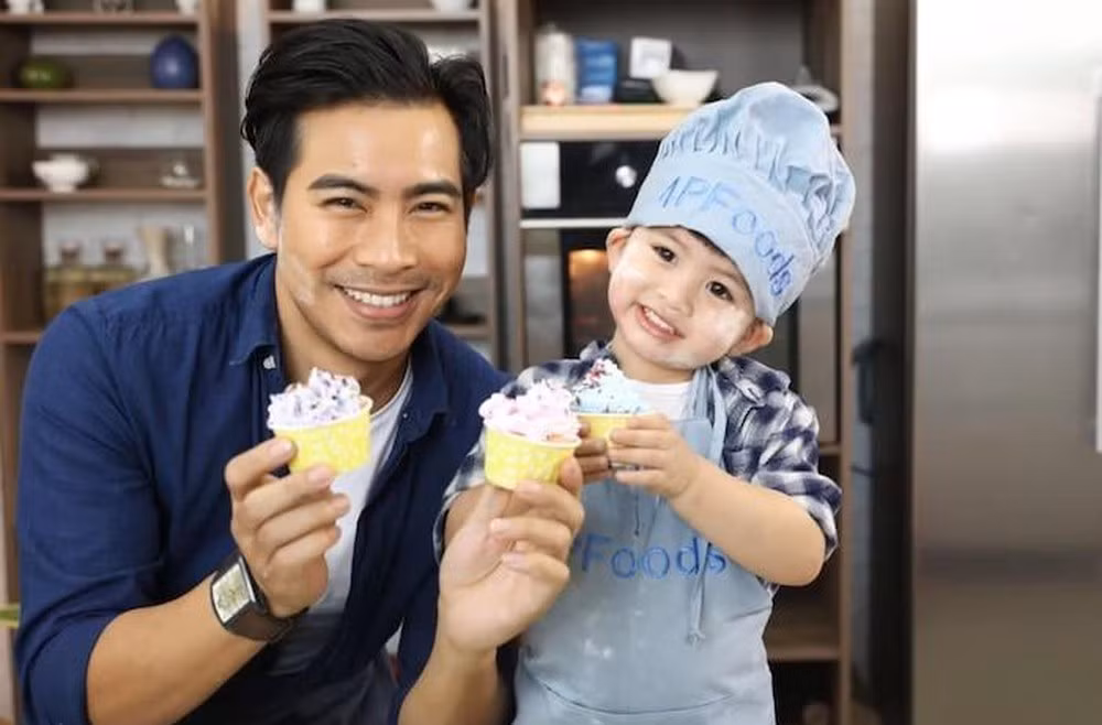 Sau ly hôn, Thanh Bình dọn về sống ở một căn hộ tại quận 7 và đón em gái về ở chung.