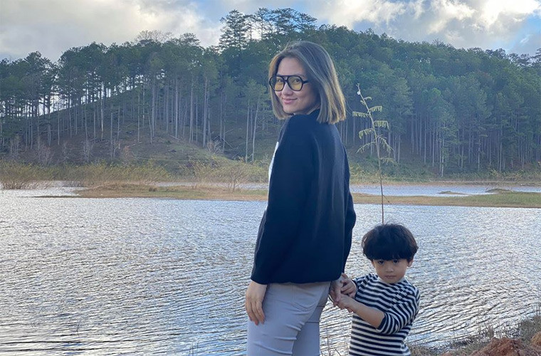 Nữ diễn viên "Kiều nữ và đại gia" thường xuyên đưa con trai đi du lịch, đi chơi với bạn bè. Cô chăm chút cho vẻ ngoài hơn từ mái tóc tới trang phục.