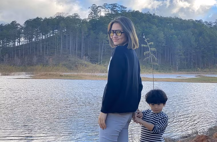 Nữ diễn viên "Kiều nữ và đại gia" thường xuyên đưa con trai đi du lịch, đi chơi với bạn bè. Cô chăm chút cho vẻ ngoài hơn từ mái tóc tới trang phục.