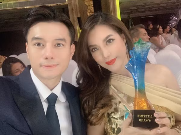 Cũng chia sẻ trên tờ báo này, Trương Ngọc Ánh thằng thắn bày tỏ quan điểm không ngại khi yêu người ít tuổi. Cô cho rằng tuổi tác không quan trọng trong tình yêu. Quan trọng là sự đồng cảm, cùng chung góc nhìn và điểm đến trong tương lai. Ảnh: FBNV