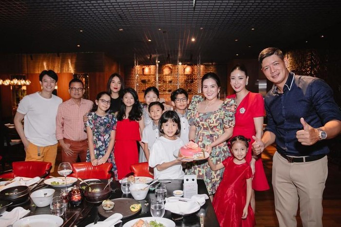 Cách đây không lâu, nam diễn viên còn “tháp tùng” cả hai mẹ con Trương Ngọc Ánh đến dự tiệc sinh nhật con gái của Bình Minh. Ảnh: FBNV.