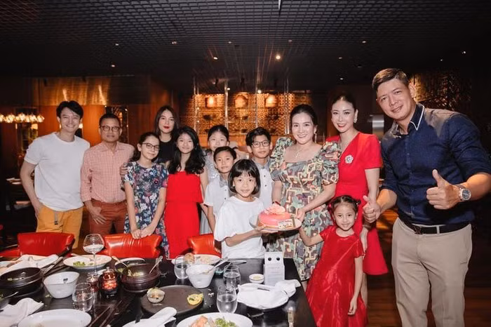 Cách đây không lâu, nam diễn viên còn “tháp tùng” cả hai mẹ con Trương Ngọc Ánh đến dự tiệc sinh nhật con gái của Bình Minh. Ảnh: FBNV.