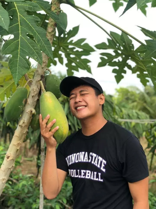 Khi tham gia chương trình Giọng ải giọng ai năm 2019, Tấn Lợi tiết lộ, anh có gần 100 triệu sửa nhà nhờ gần 3 tháng làm Youtube.