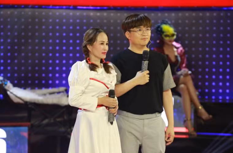 Thách thức danh hài đã giúp người phụ nữ dân tộc đổi đời. Lê Thị Dần đắt show diễn, đóng hài Tết, tham gia game show, đóng phim…