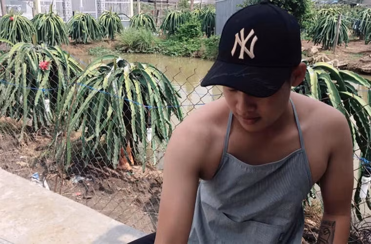 Sau 3 năm trở thành quán quân Thách thức danh hài mùa 3, Tấn Lợi không tham gia showbiz mà hai vợ chồng tập trung kinh doanh và trồng thanh long.