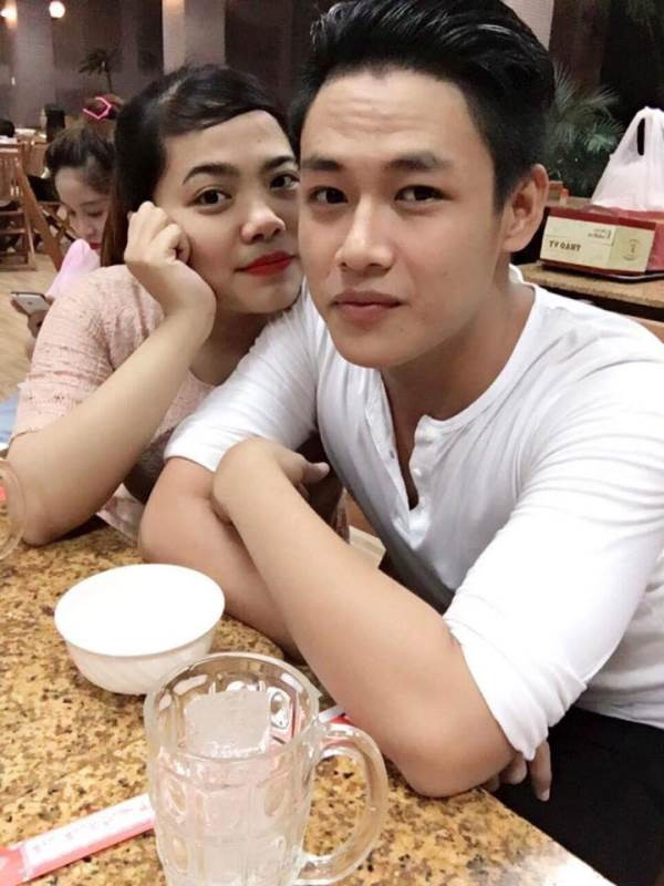 "Lúc đó hai vợ chồng tôi không ngờ lại nổi tiếng như vậy. Tuy nhiên nổi tiếng áp lực lắm vì bị cộng đồng mạng bảo giả tạo nọ kia. Phải mất 2 năm tôi mới hoàn hồn lại, nói chuyện bình thường với mọi người và bớt khờ hơn. Bởi vì cứ nghe mọi người nói giả tạo là cứ thấp thỏm, không chịu được áp lực", Tấn Lợi chia sẻ.