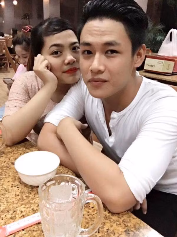 "Lúc đó hai vợ chồng tôi không ngờ lại nổi tiếng như vậy. Tuy nhiên nổi tiếng áp lực lắm vì bị cộng đồng mạng bảo giả tạo nọ kia. Phải mất 2 năm tôi mới hoàn hồn lại, nói chuyện bình thường với mọi người và bớt khờ hơn. Bởi vì cứ nghe mọi người nói giả tạo là cứ thấp thỏm, không chịu được áp lực", Tấn Lợi chia sẻ.