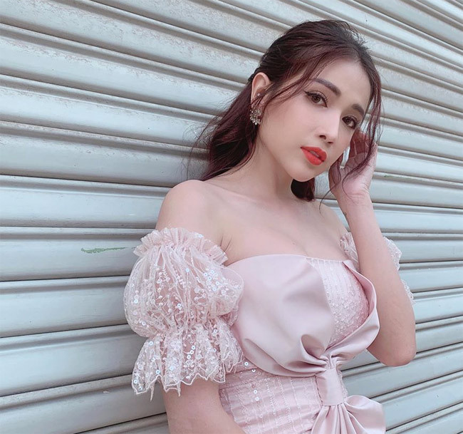  Ngoại hình của Khả Như ngày càng bắt mắt. Trong chương trình “Nói đi ngại gì” mới đây, Khả Như thừa nhận cô từng phẫu thuật thẩm mỹ.