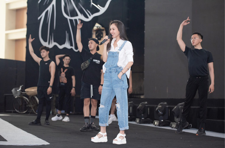 Đêm bán kết Hoa hậu Việt Nam 2020 còn có sự góp mặt của ca sĩ Hiền Thục.