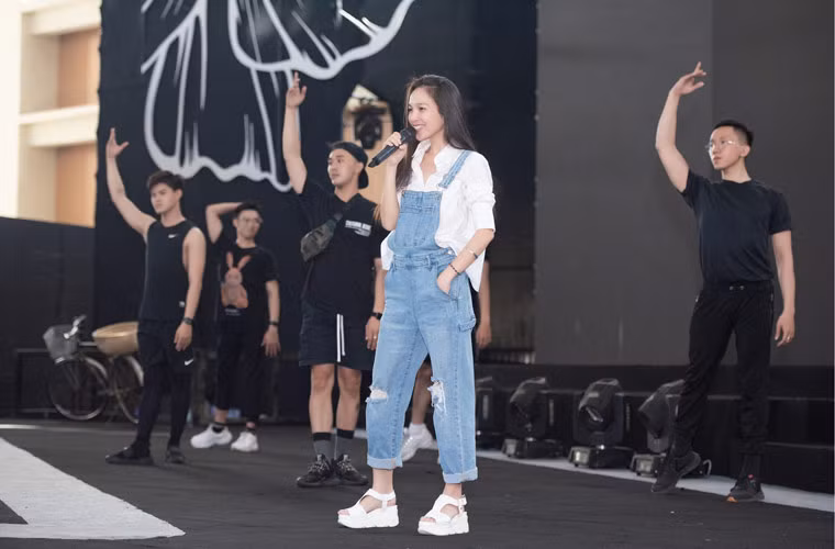 Đêm bán kết Hoa hậu Việt Nam 2020 còn có sự góp mặt của ca sĩ Hiền Thục.