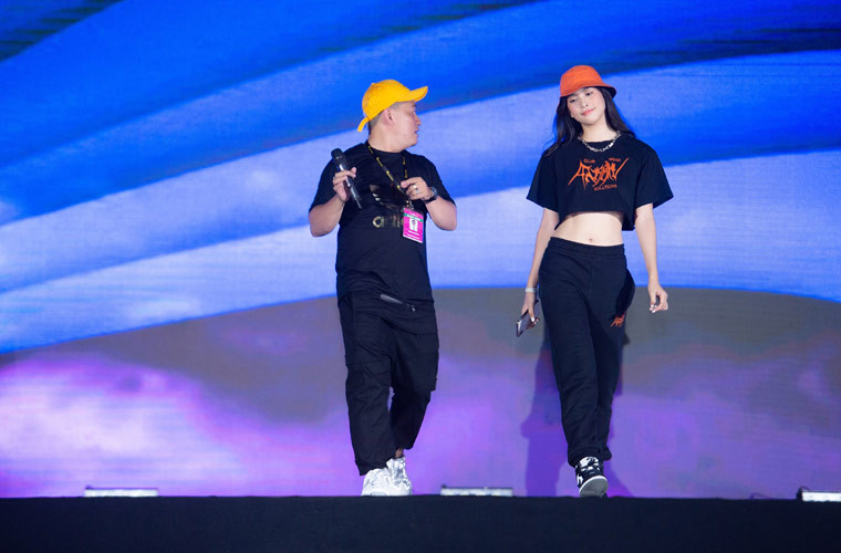 Xuất hiện từ rất sớm, Hoa hậu Tiểu Vy tất bật tập chương trình. Bán kết Hoa hậu Việt Nam 2020 sẽ diễn ra vào tối nay (10/10) tại Hà Nội.