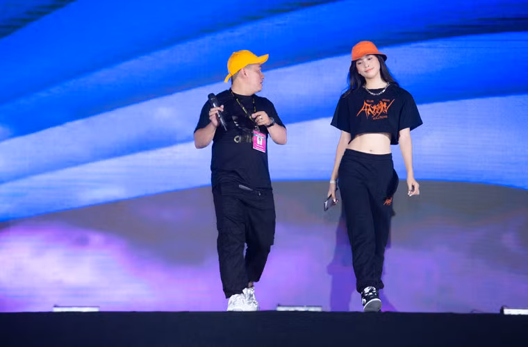 Xuất hiện từ rất sớm, Hoa hậu Tiểu Vy tất bật tập chương trình. Bán kết Hoa hậu Việt Nam 2020 sẽ diễn ra vào tối nay (10/10) tại Hà Nội.