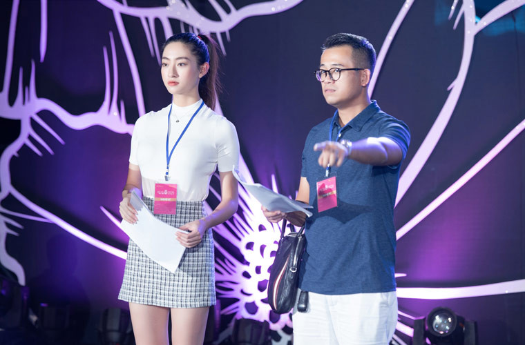 Lương Thùy Linh đang tập trung cho buổi tập dượt.