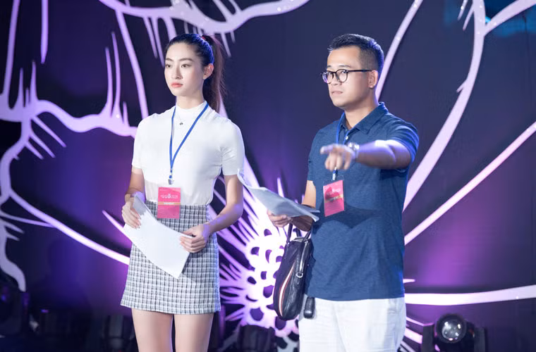 Lương Thùy Linh đang tập trung cho buổi tập dượt.