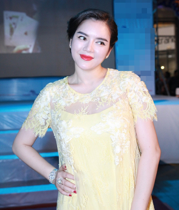 Lý Nhã Kỳ từng xuất hiện trong một sự kiện với chiếc váy suông để che bớt thân hình bị lên cân.