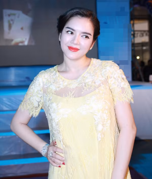 Lý Nhã Kỳ từng xuất hiện trong một sự kiện với chiếc váy suông để che bớt thân hình bị lên cân.