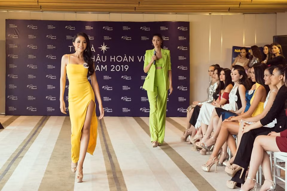 Hoàng Linh từng gây ấn tượng ở vòng sơ khảo phía Nam của cuộc thi Hoa hậu Hoàn vũ Việt Nam 2019 với vẻ ngoài nóng bỏng, cá tính và hiện đại.
