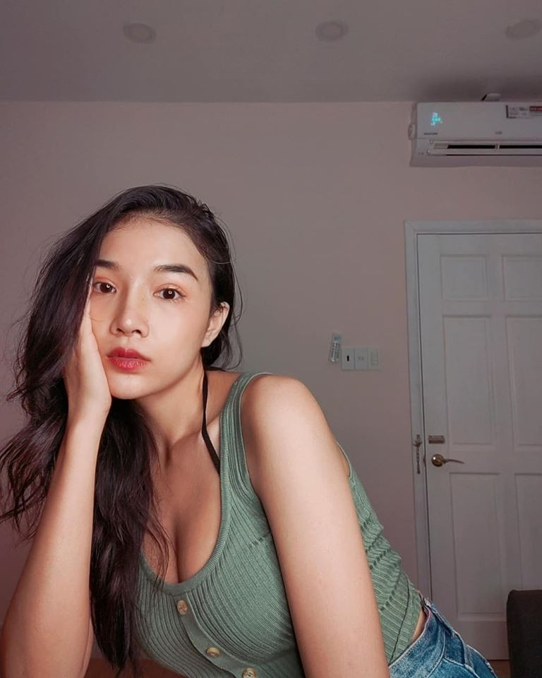 Chân dài xứ Thanh chuộng những bộ đồ bó sát, hở táo bạo, khoe triệt để 3 vòng gợi cảm.