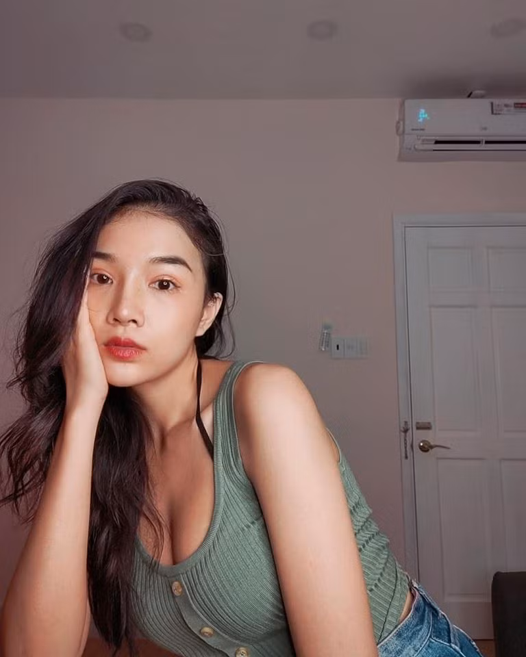 Chân dài xứ Thanh chuộng những bộ đồ bó sát, hở táo bạo, khoe triệt để 3 vòng gợi cảm.