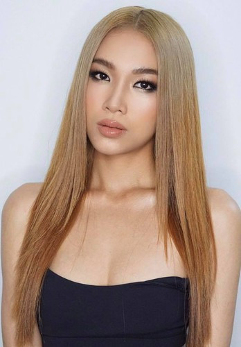 Người đẹp 9X tốt nghiệp Đại học Luật TP HCM, Học viện Tư pháp và hiện làm luật sư tại TP HCM.