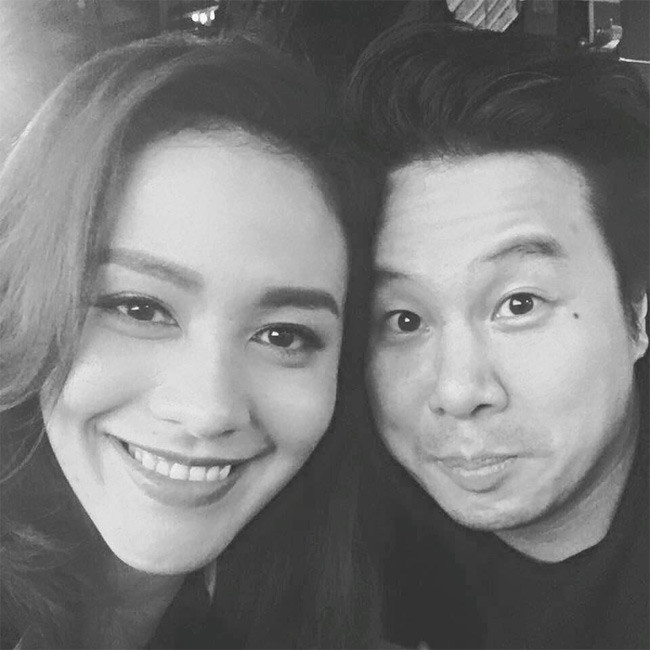 “Đã 2 năm kể từ ngày em đồng ý trở thành bạn đời của anh. Và mỗi buổi sáng khi thức giấc, anh biết ít nhất anh đã làm những điều đúng trong cuộc đời này”, Thanh Bùi khiến nhiều người phải ghen tị với những câu cảm thán anh dành cho vợ.