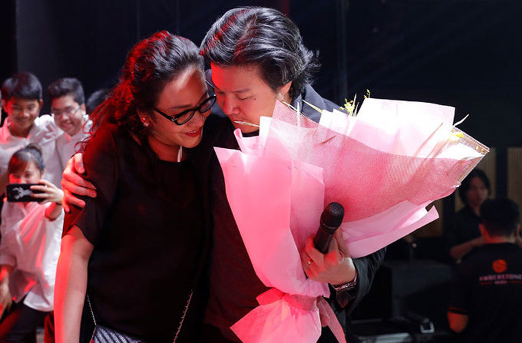 Khi Thanh Bùi xây dựng trường nhạc, Huệ Vân xắn tay cùng mọi người dọn dẹp, sắp xếp phòng dạy hát cho chồng. Việc làm của cô đã khiến chồng cảm động và bật khóc cảm ơn vợ trong dịp kỷ niệm 5 năm ngày thành lập trường.