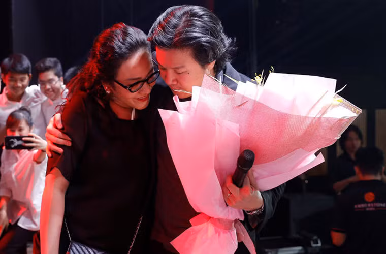 Khi Thanh Bùi xây dựng trường nhạc, Huệ Vân xắn tay cùng mọi người dọn dẹp, sắp xếp phòng dạy hát cho chồng. Việc làm của cô đã khiến chồng cảm động và bật khóc cảm ơn vợ trong dịp kỷ niệm 5 năm ngày thành lập trường.