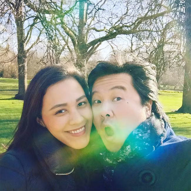 “Ngày hôm nay em 28 tuổi - chưa bao giờ anh ngưỡng mộ một phụ nữ nào như anh ngưỡng mộ em. Happy birthday bạn đời của anh”, Thanh Bùi viết nhân ngày sinh nhật vợ.