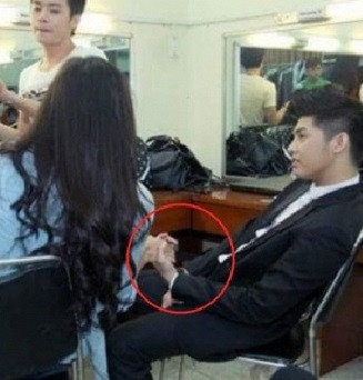 Cái nắm tay thật chặt của cặp đôi Thúy -Thịnh khiến fan đứng ngồi không yên.