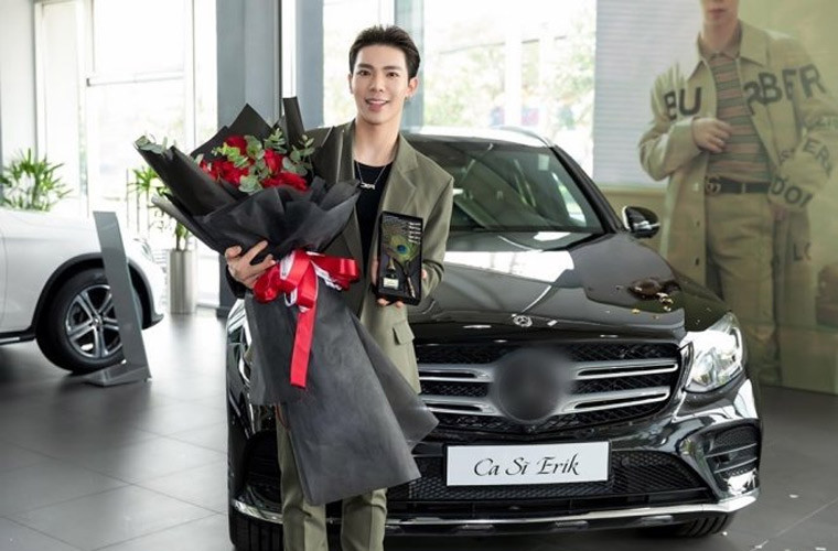 Năm 2019, Erik bỏ ra 2,4 tỷ đồng mua một chiếc xế hộp tặng bố nhân dịp sinh nhật lần thứ 62 của ông.