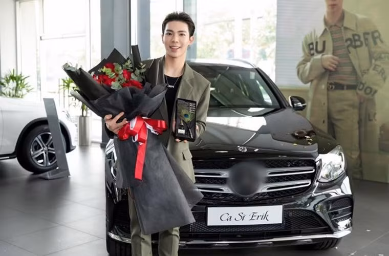 Năm 2019, Erik bỏ ra 2,4 tỷ đồng mua một chiếc xế hộp tặng bố nhân dịp sinh nhật lần thứ 62 của ông.