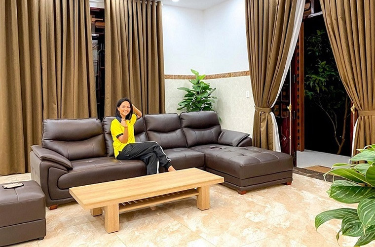 Hoa hậu H’hen Niê chi 2,5 tỷ sửa nhà cho bố mẹ. H’Hen Niê cho biết cô chỉ sửa lại trên nền nhà cũ mà không xây mới bởi ngôi nhà cũ chứa nhiều kỷ niệm, tuổi thơ của mình.