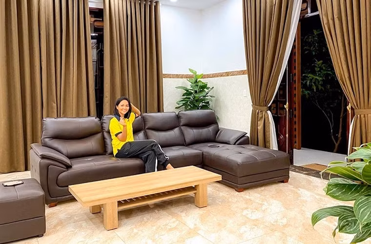 Hoa hậu H’hen Niê chi 2,5 tỷ sửa nhà cho bố mẹ. H’Hen Niê cho biết cô chỉ sửa lại trên nền nhà cũ mà không xây mới bởi ngôi nhà cũ chứa nhiều kỷ niệm, tuổi thơ của mình.