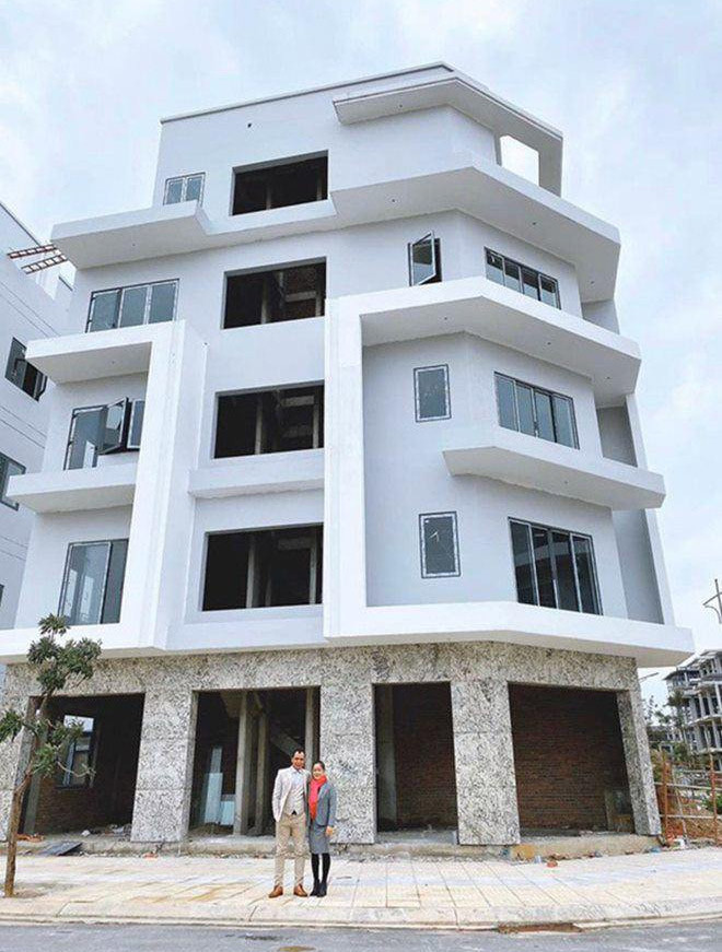 Đầu năm 2020, ca sĩ Hòa Minzy tặng bố mẹ một căn biệt thự 5 tầng.