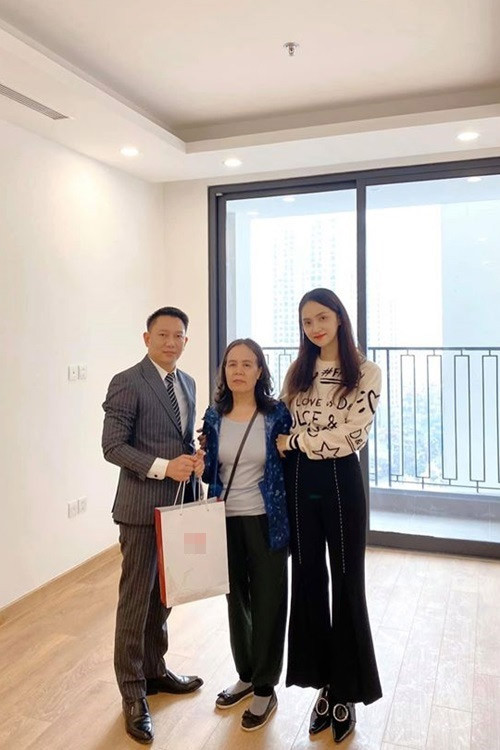 Mới đây, trong dịp sinh nhật mẹ, nữ ca sĩ Hương Giang Idol đã tặng cho mẹ căn hộ cao cấp tại Hà Nội ước tính khoảng 2,5 tỷ đồng trở lên.
